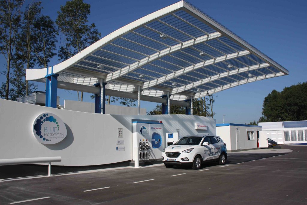 Voiture à hydrogène devant une station de ravitaillement