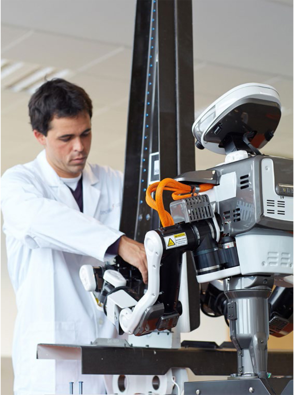 Employé collabore avec un robot sur un projet