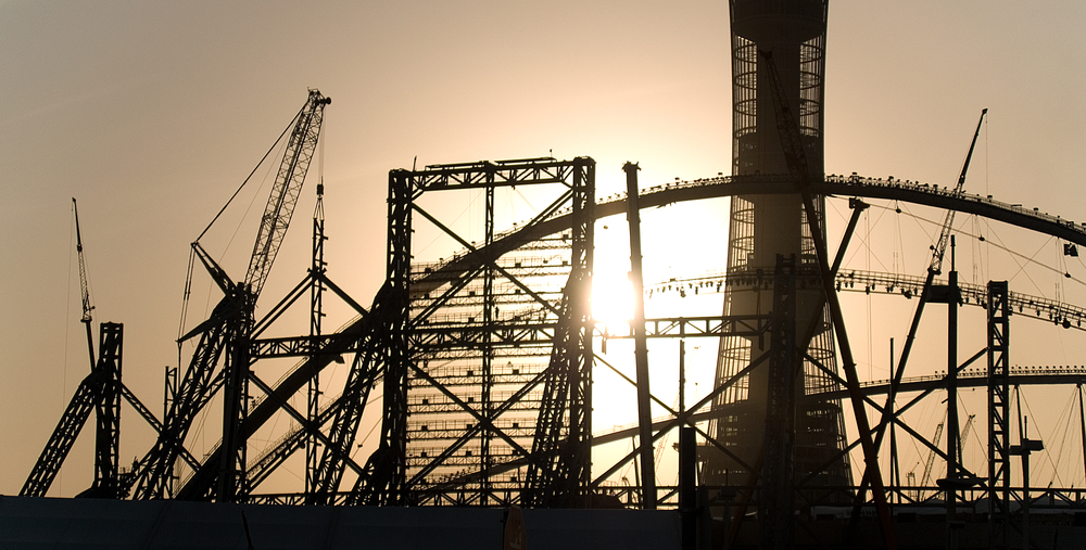 Silhouettes de grues sur soleil couchant
