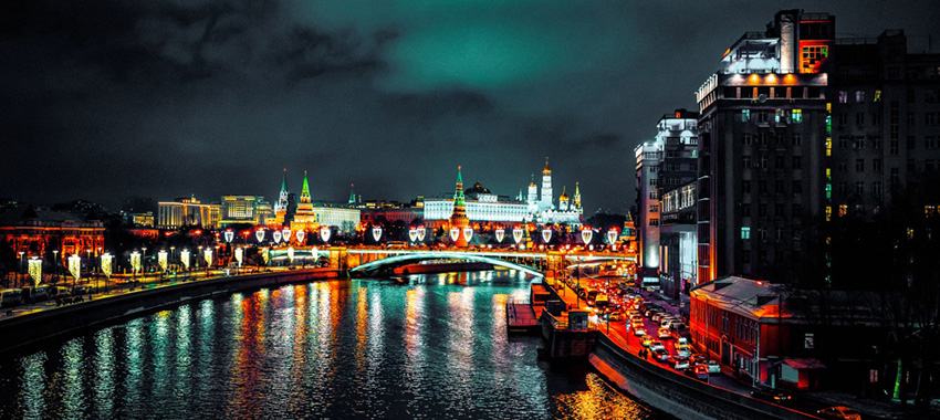 Ville de Moscou éclairée la nuit