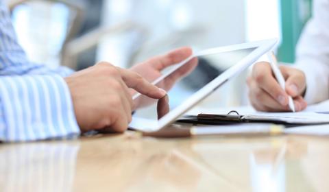 homme avec une tablette 