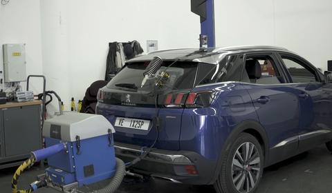 Voiture testée dans un garage
