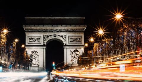 Vue des Champs Elysées et de l'arc de Triomphe la nuit