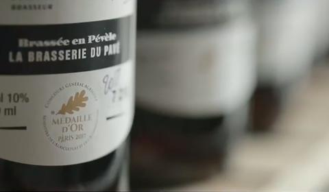 Gros plan sur des bouteilles dont les étiquettes arborent la médaille d'or du Concours Général Agricole 2017