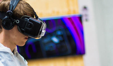 Homme portant un casque de réalité virtuelle