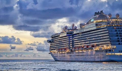 Paquebot de croisière à la tombée de la nuit