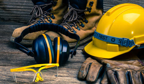 Casque, chaussures... outils de protection pour chantier