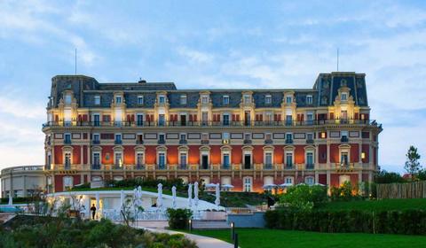 Vue de face de l'Hôtel du Palais, dit "Palais de l'Impératrice", à Biarritz