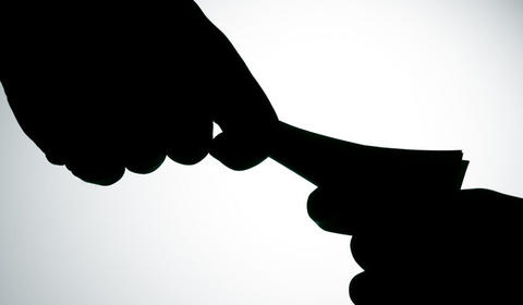 Silhouettes de mains échangeant des billets