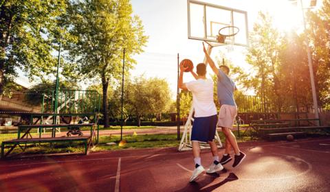 Paniers de basket, buts de foot : comment ils sont vérifiés pour éviter tout accident