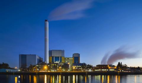 Vue la nuit d'une centrale d'incinération de déchets