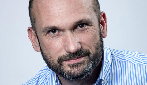 Portrait de Julien Mouchet, directeur général et co-fondateur de Qape Kovers