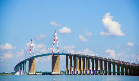 Vue panoramique du pont suspendu de Saint-Nazaire. Il s'agit du pont suspendu le plus long de France.