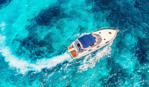 Vue aérienne d'un bateau de plaisance sur des eaux turquoises