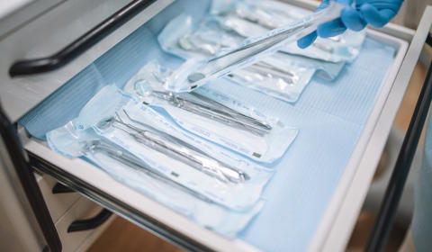 Un tiroir d'outils médicaux et chirurgicaux dans leurs étuis stériles.