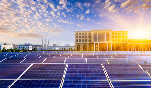 Des panneaux solaires installés sur le toit d'une infrastructure.