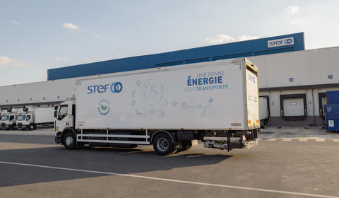 Un camion Stef devant un entrepôt.