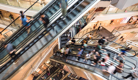 Les escaliers mécaniques d'un centre commercial.