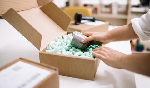 Des emballages en carton et des particules de calage en fécule de maïs biodégradable.