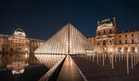 Le musée du Louvre, la nuit