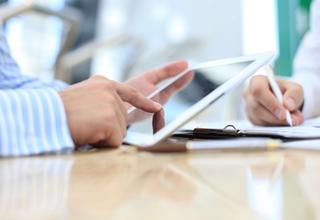 homme avec une tablette 