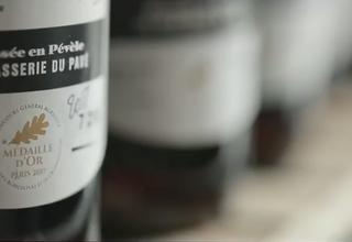 Gros plan sur des bouteilles dont les étiquettes arborent la médaille d'or du Concours Général Agricole 2017