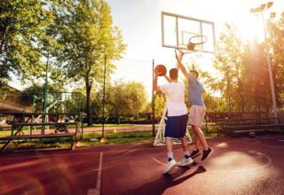 Paniers de basket, buts de foot : comment ils sont vérifiés pour éviter tout accident