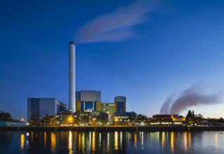 Vue la nuit d'une centrale d'incinération de déchets