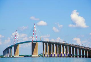 Vue panoramique du pont suspendu de Saint-Nazaire. Il s'agit du pont suspendu le plus long de France.