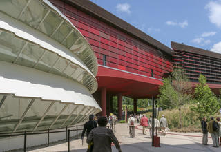 Le musée du Quai Branly et son jardin à Paris