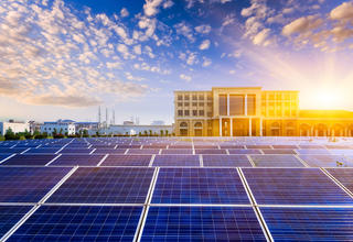 Des panneaux solaires installés sur le toit d'une infrastructure.