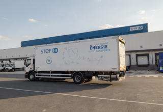 Un camion Stef devant un entrepôt.