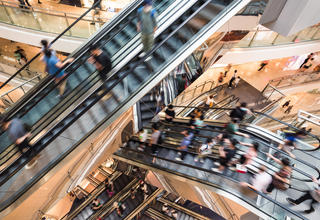 Les escaliers mécaniques d'un centre commercial.