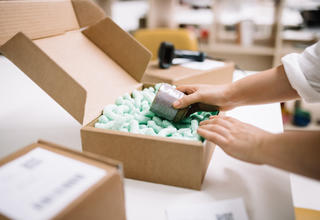 Des emballages en carton et des particules de calage en fécule de maïs biodégradable.