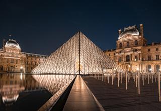 Le musée du Louvre, la nuit