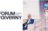 Marc Roussel et le logo du forum Giverny