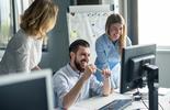 personnes au bureau devant un ordinateur