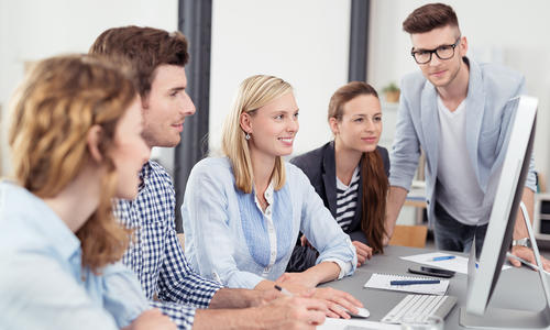 Collaborateurs souriant en formation