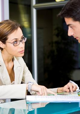 deux personnes discutent sur un contrat