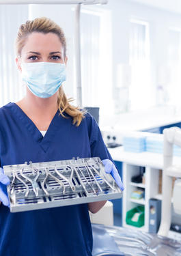 une femme présente des dispositifs médicaux