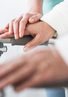 mains sur un déambulateur
