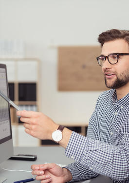 deux personnes devant un écran de données personnelles