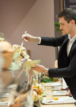 Un homme se servant au self d'un restaurant collectif d'entreprises