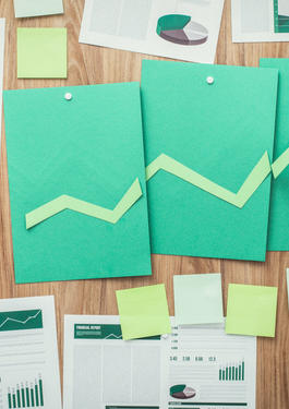 Vue d'un tableau d'affichage avec divers graphiques et illustrations RSE