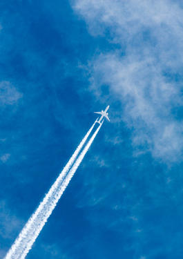 Aviation, les industriels renforcent la sécurité. Un avion et la ligne blanche de son passage sur le bleu du ciel.