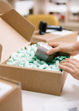 Des emballages en carton et des particules de calage en fécule de maïs biodégradable.