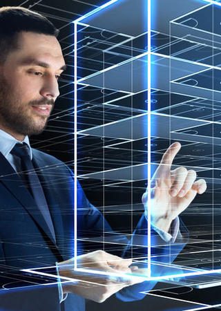 Homme consultant une maquette en hologramme