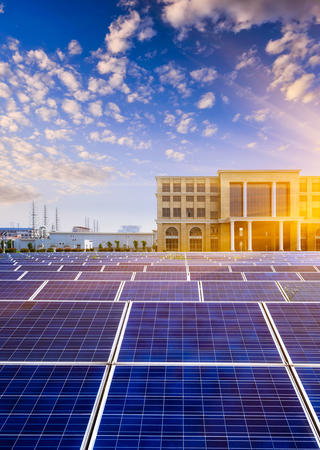 Des panneaux solaires installés sur le toit d'une infrastructure.