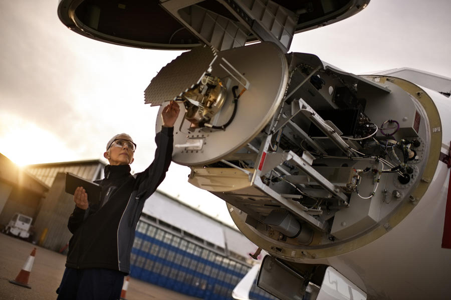 Femme inspecte le moteur d'un avoin