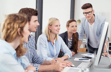 Collaborateurs souriant en formation